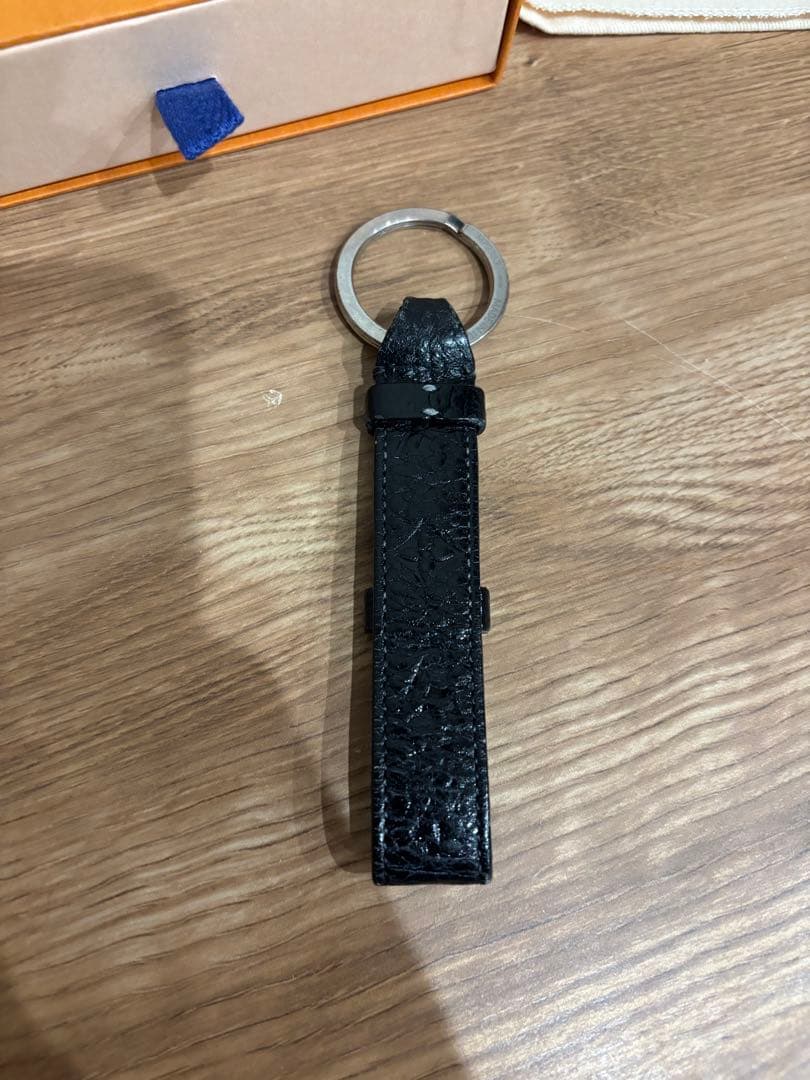 LOUIS VUITTON ブラックレザー キーホルダー - メルカリ