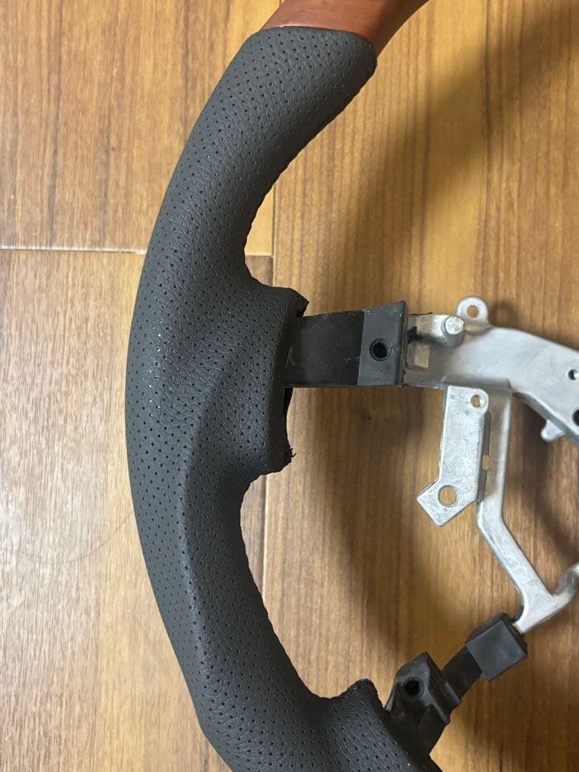トヨタ　200系 ハイエース　4.5.6.7.8.型　ハンドル　茶木目　小傷有り