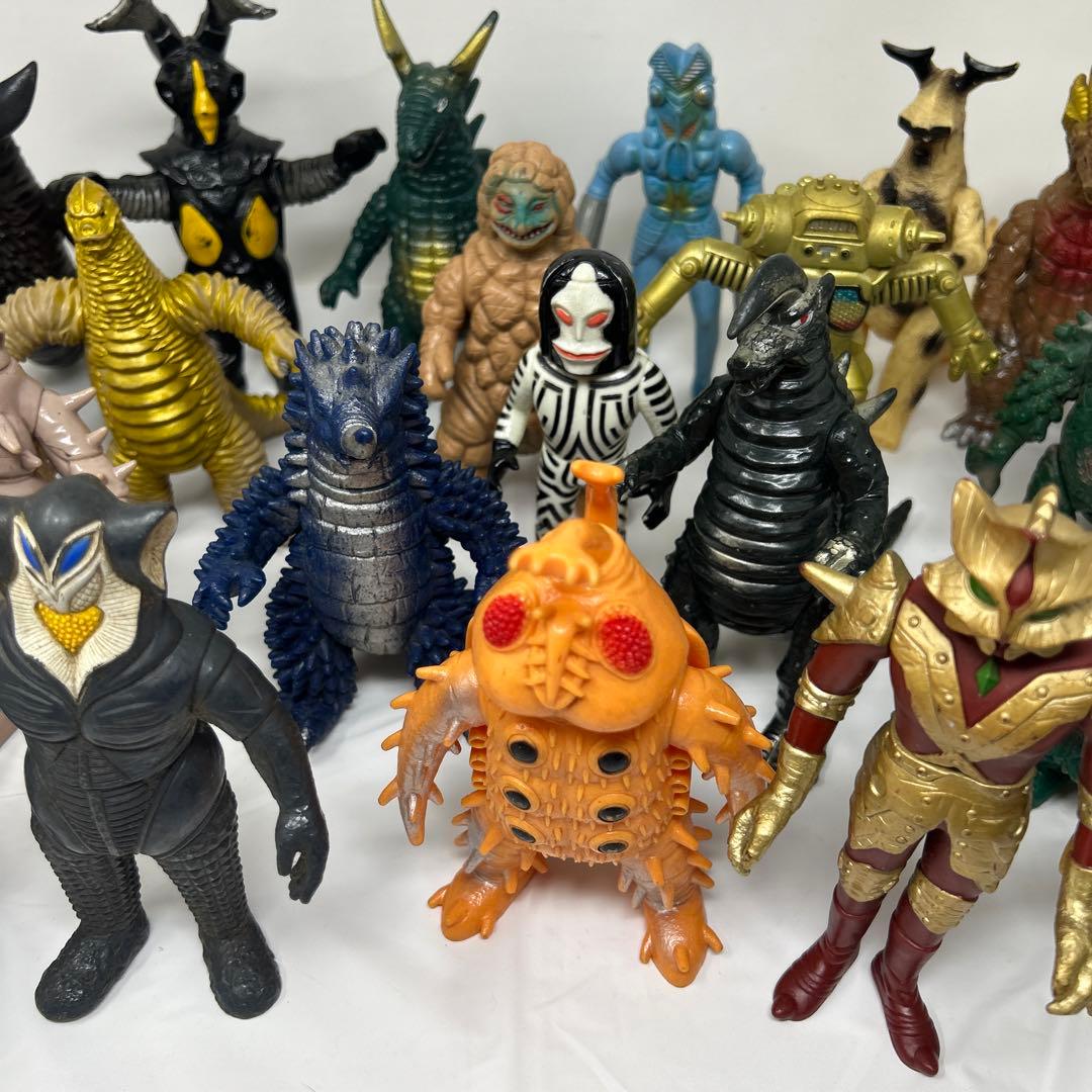 ウルトラマン ウルトラ怪獣ソフビ 23体まとめ売り - メルカリ