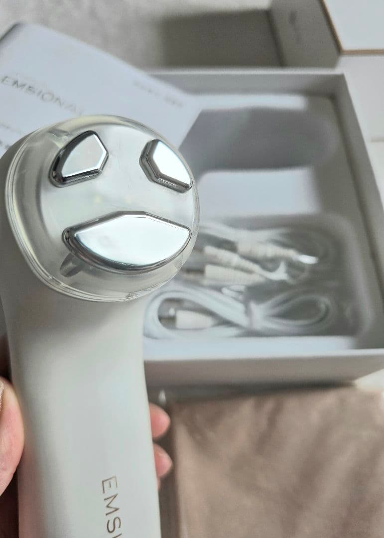 SaleセプテムエモーショナルプロEMS美顔器⬜超美品⬜　新品パッド6枚付き 2026年最新】セプテム エモーショナルプロの人気アイテム - メルカリ