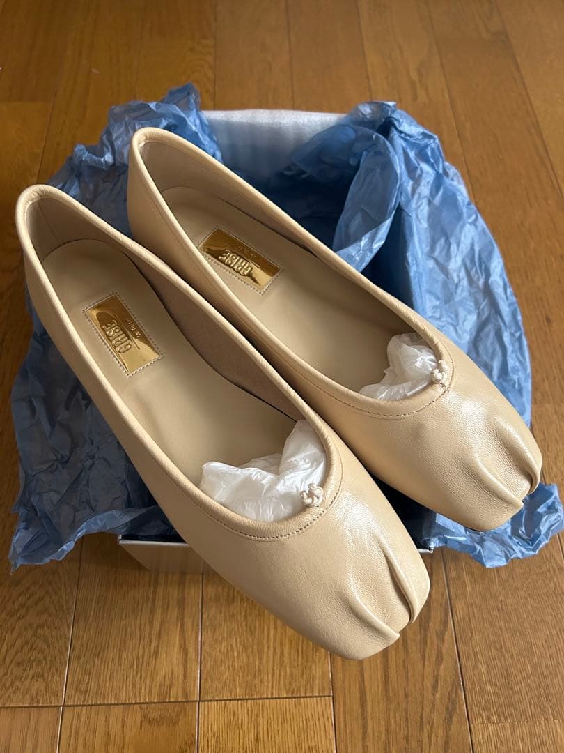 【新品未使用】GRISEレザースクエアプリーツフラット　ベージュ　24.5cm