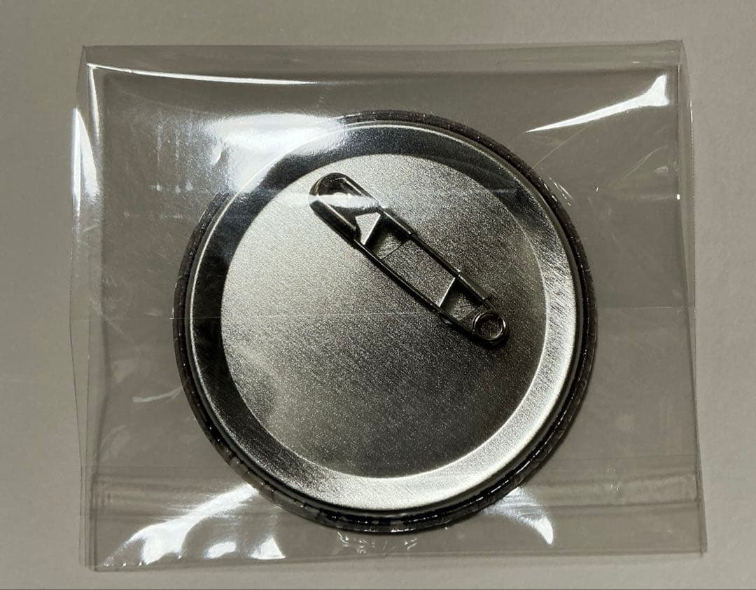 終ヴィル アドルフ キラキラ 缶バッジ 希少 - メルカリ