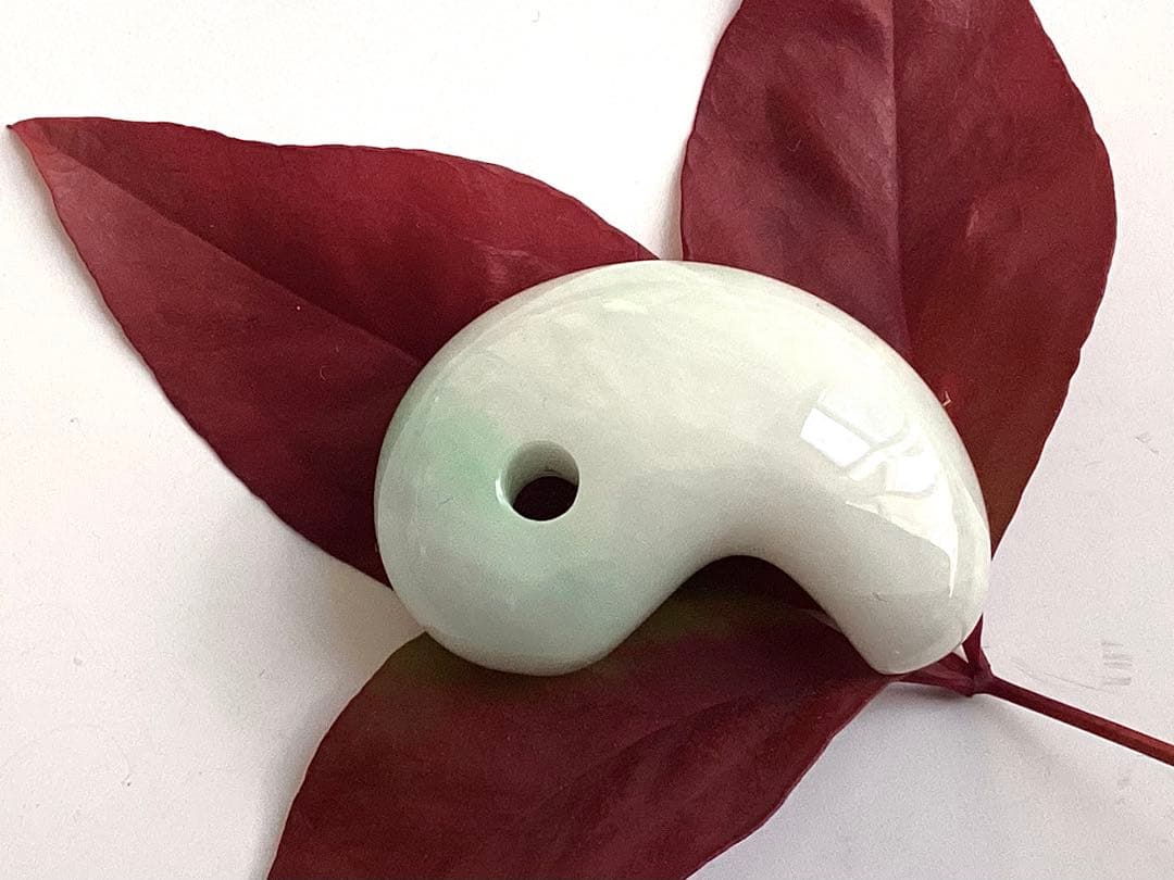 ✳premiumシリーズ一流の勾玉 糸魚川翡翠 再結晶線入り 御守りに鑑別