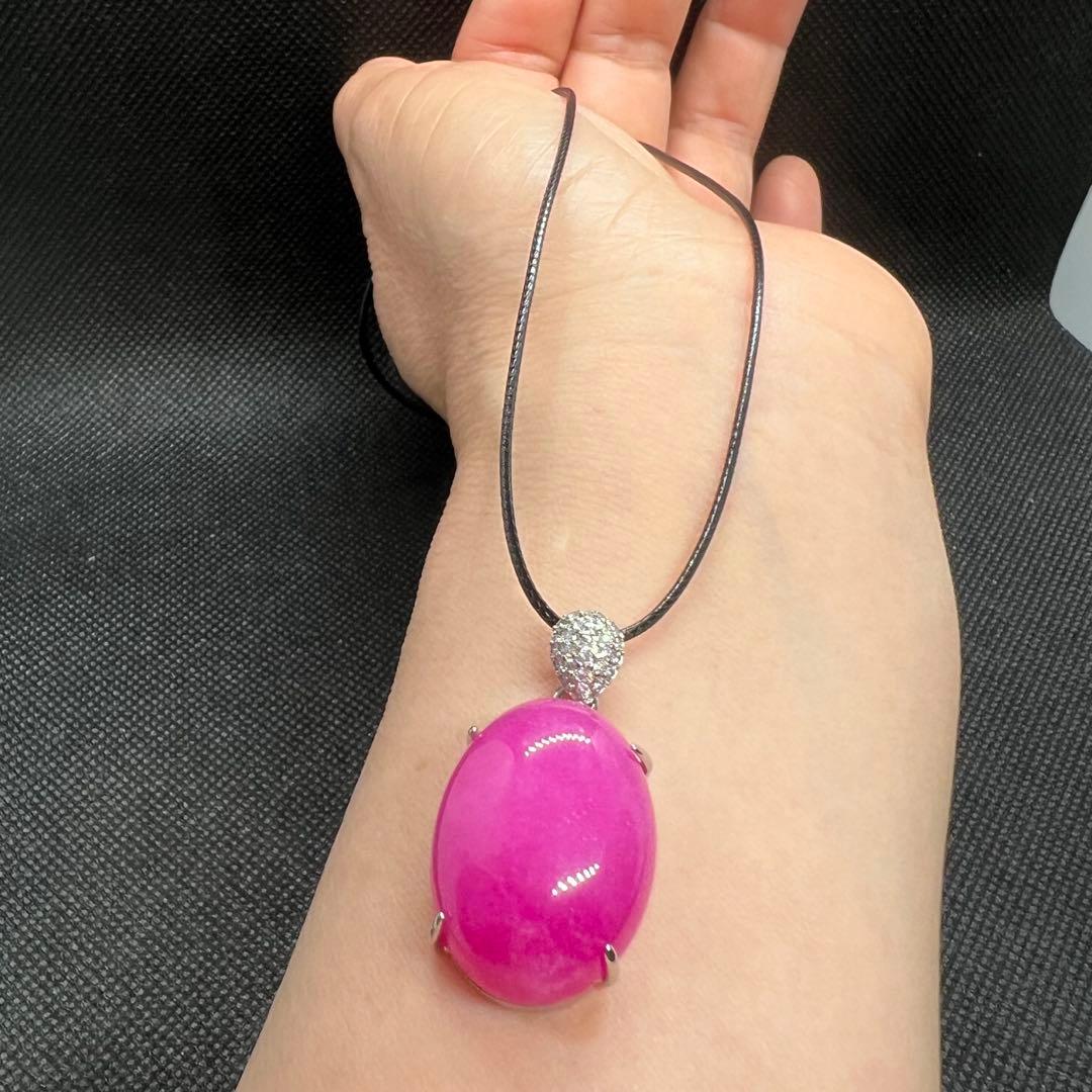 新品 綺麗なピンク色の翡翠卵形ペンダント革紐でビンテージスタイルD10116
