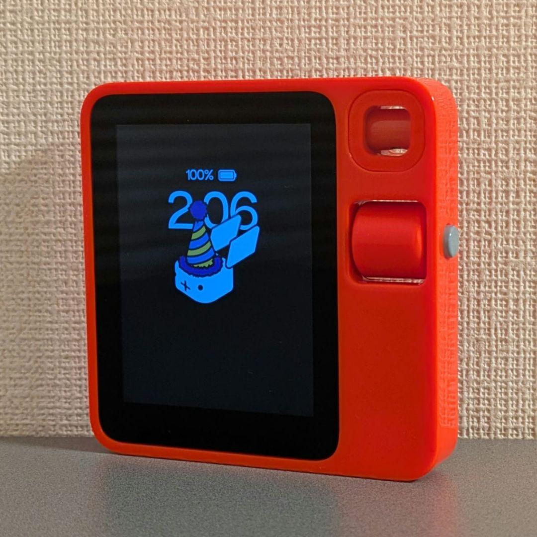 rabbit r1（AIデバイス）日本語対応 - メルカリ