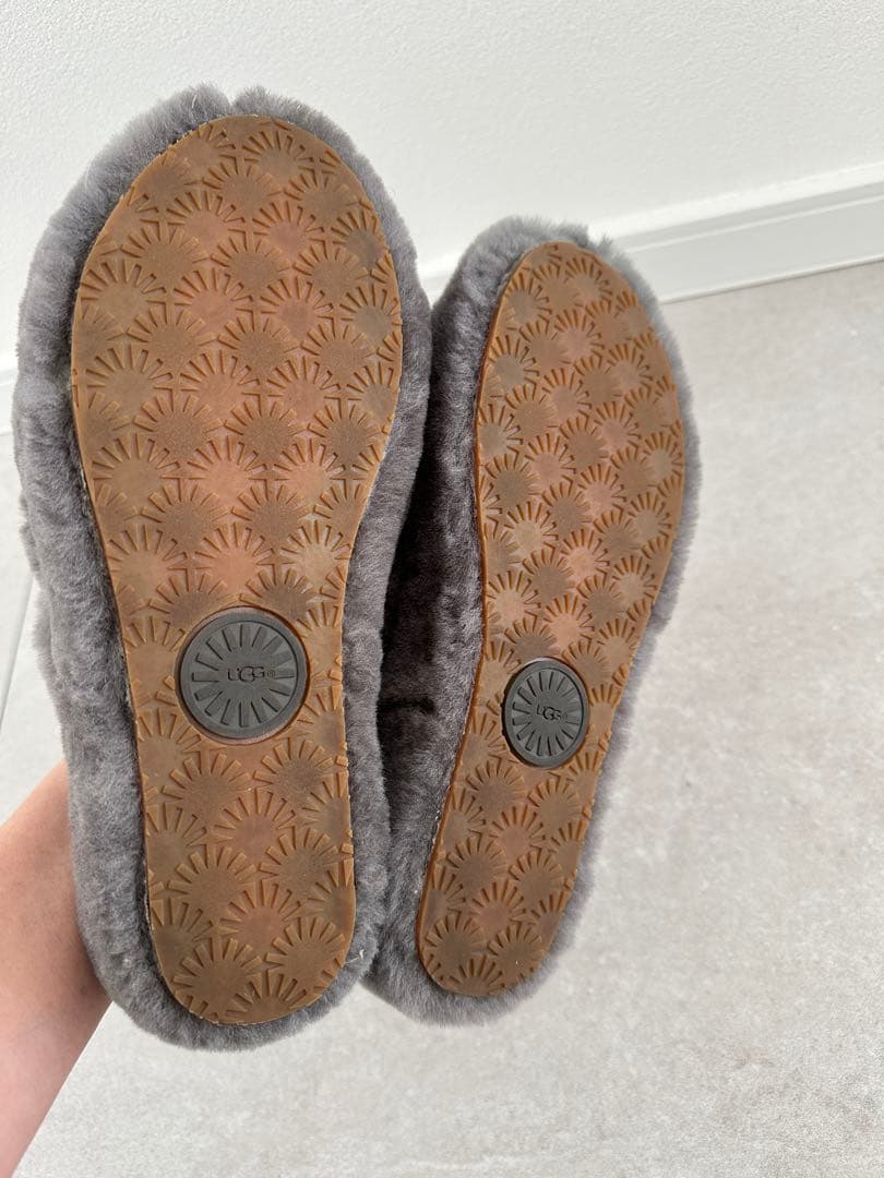 UGG グレー ファーサンダル 美品 ファーサンダル 美品 UGG グレー