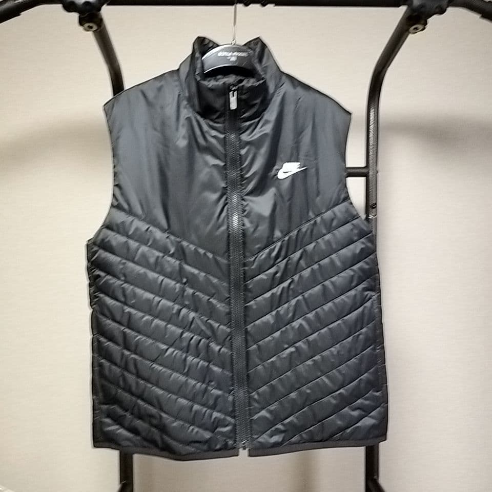 美品】ナイキ NIKE ミッドウェイトパファーベスト FB8202-011 - メルカリ