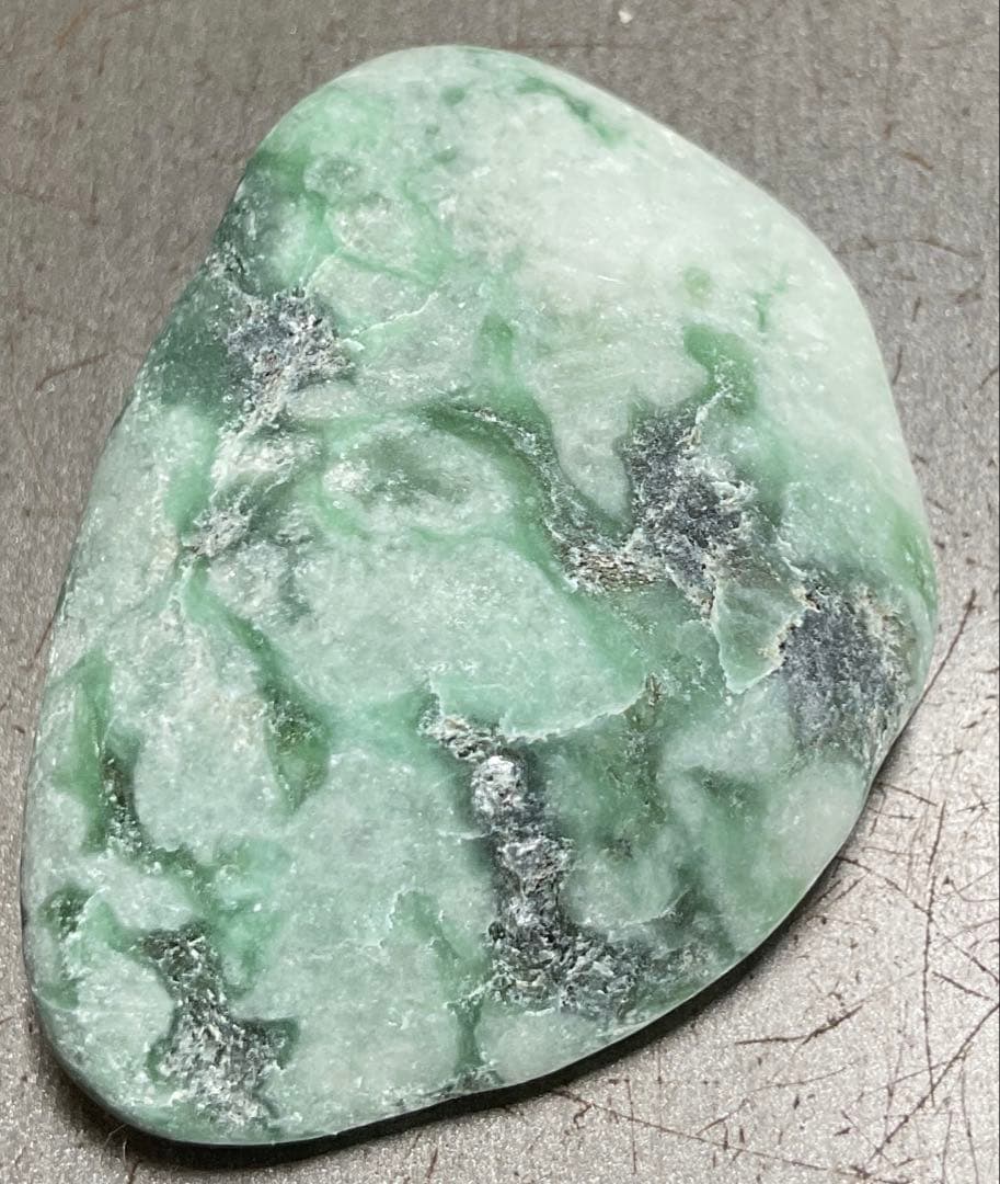 白地に緑色 糸魚川翡翠20g ヒスイ ひすい - メルカリ