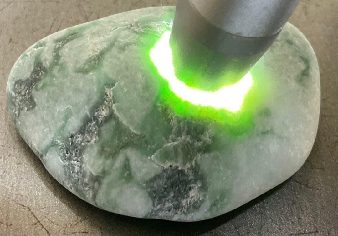 白地に緑色 糸魚川翡翠20g ヒスイ ひすい - メルカリ