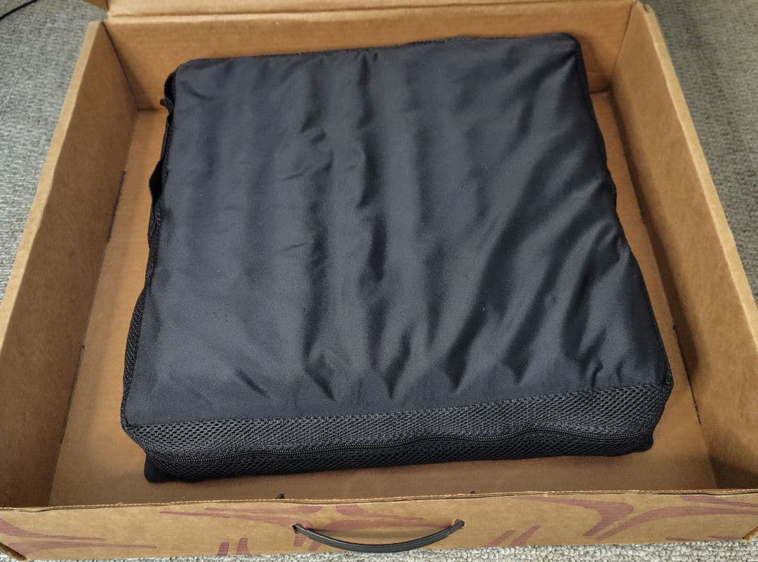 ロホクッション　幅 37.5 × 奥行 37.5 × 高さ 8.5cm