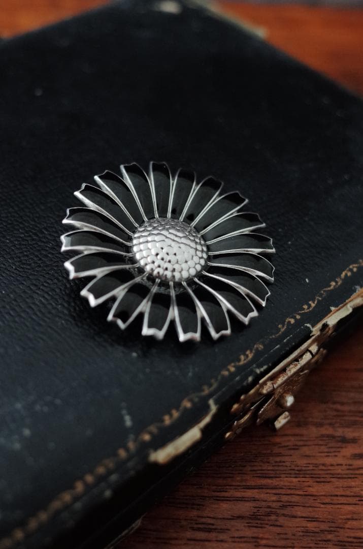デンマーク◇デイジーフラワーシルバーブローチ◇ブラックエナメル