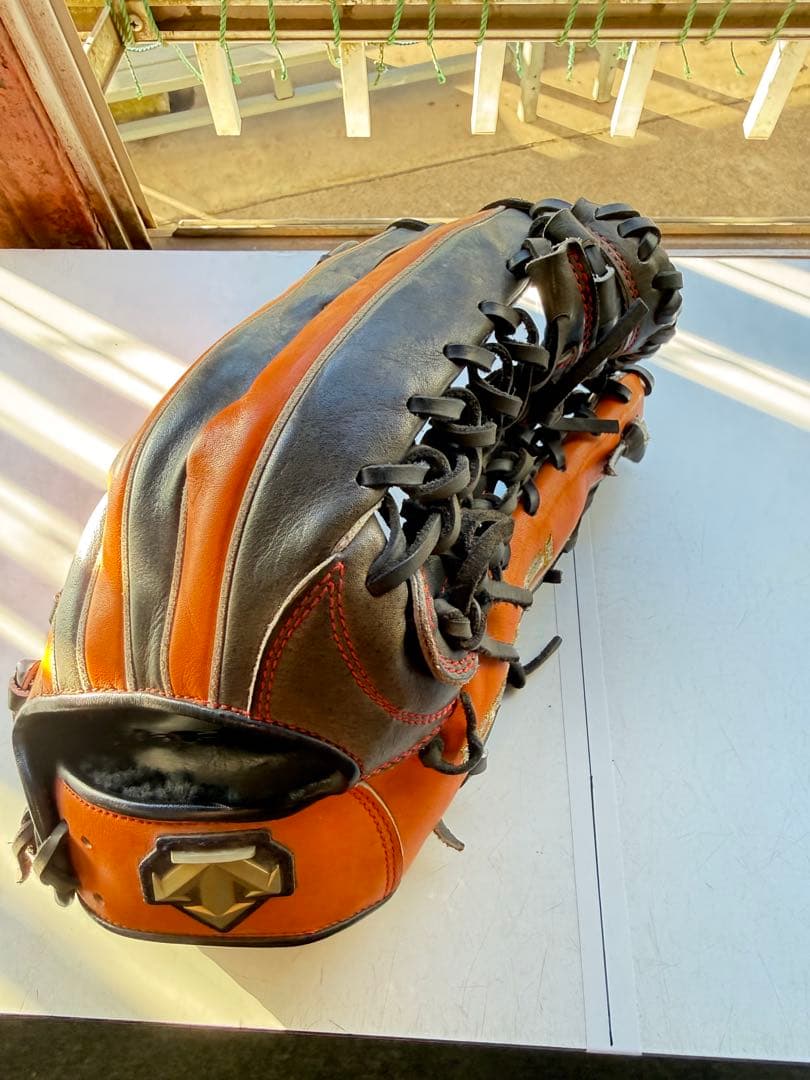 千葉ロッテ角中 DESCENTE 硬式グローブ オレンジ/黒 DESCENTE（デサント） 野球 硬式グラブ グローブ 内野手用 二塁手