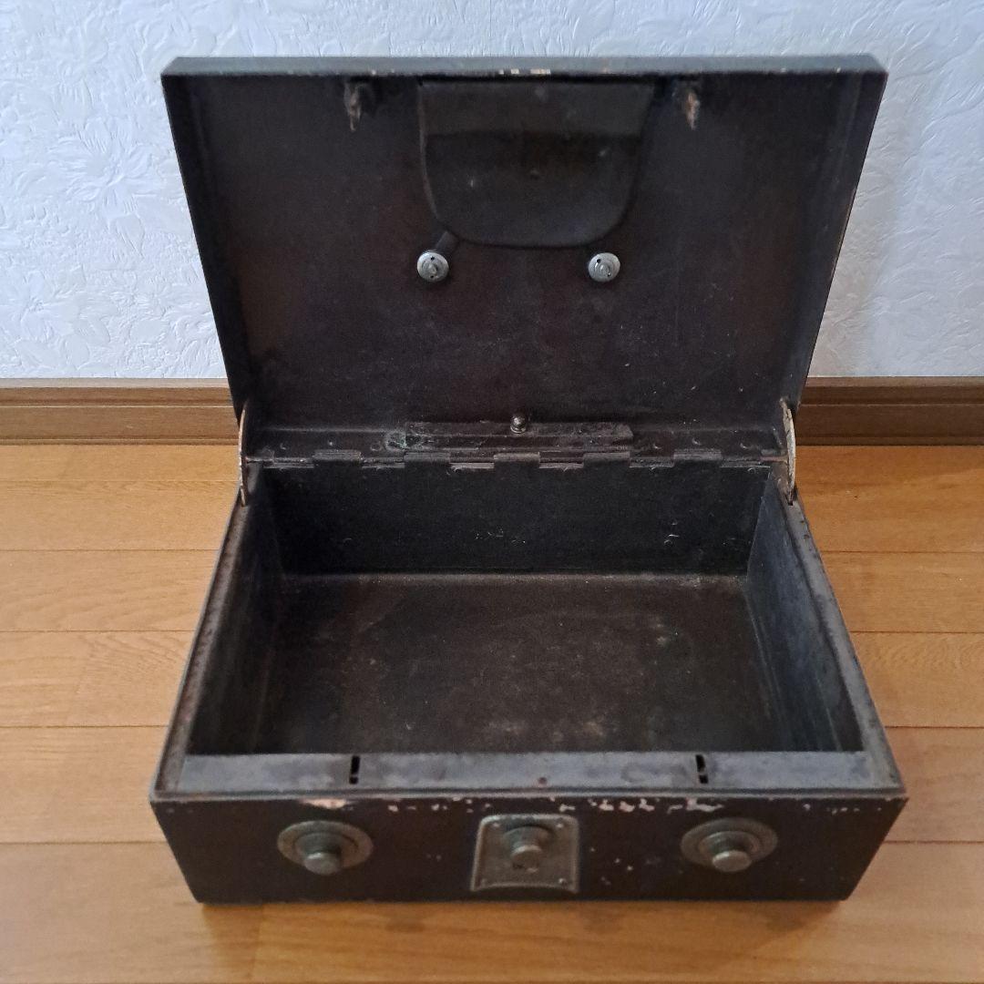 昭和レトロ 手提げ金庫 盗難防止チェーン付き - メルカリ