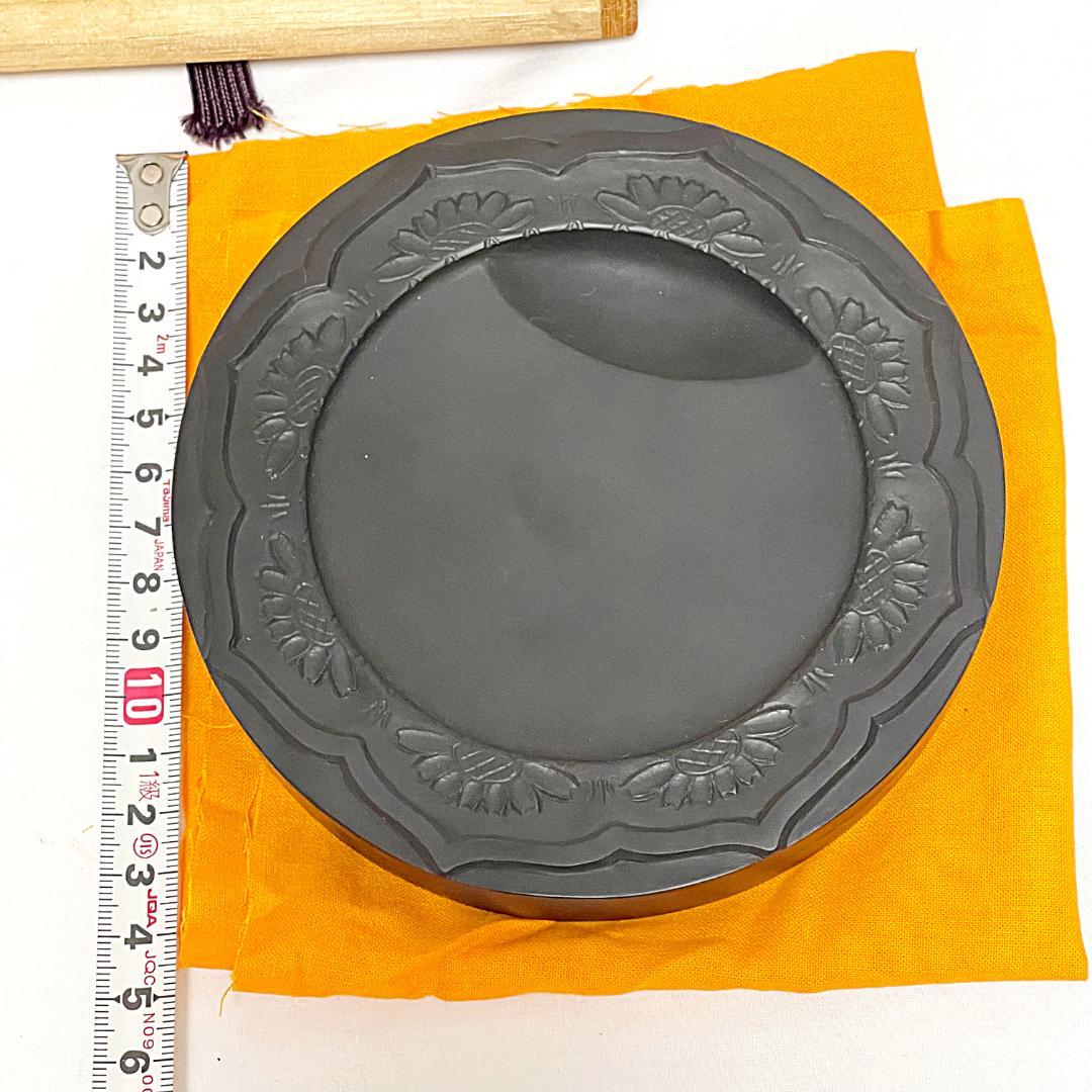 美品 雨端硯 十一世 雨宮静軒 円形花紋彫 玉礎硯 共箱付き - メルカリ