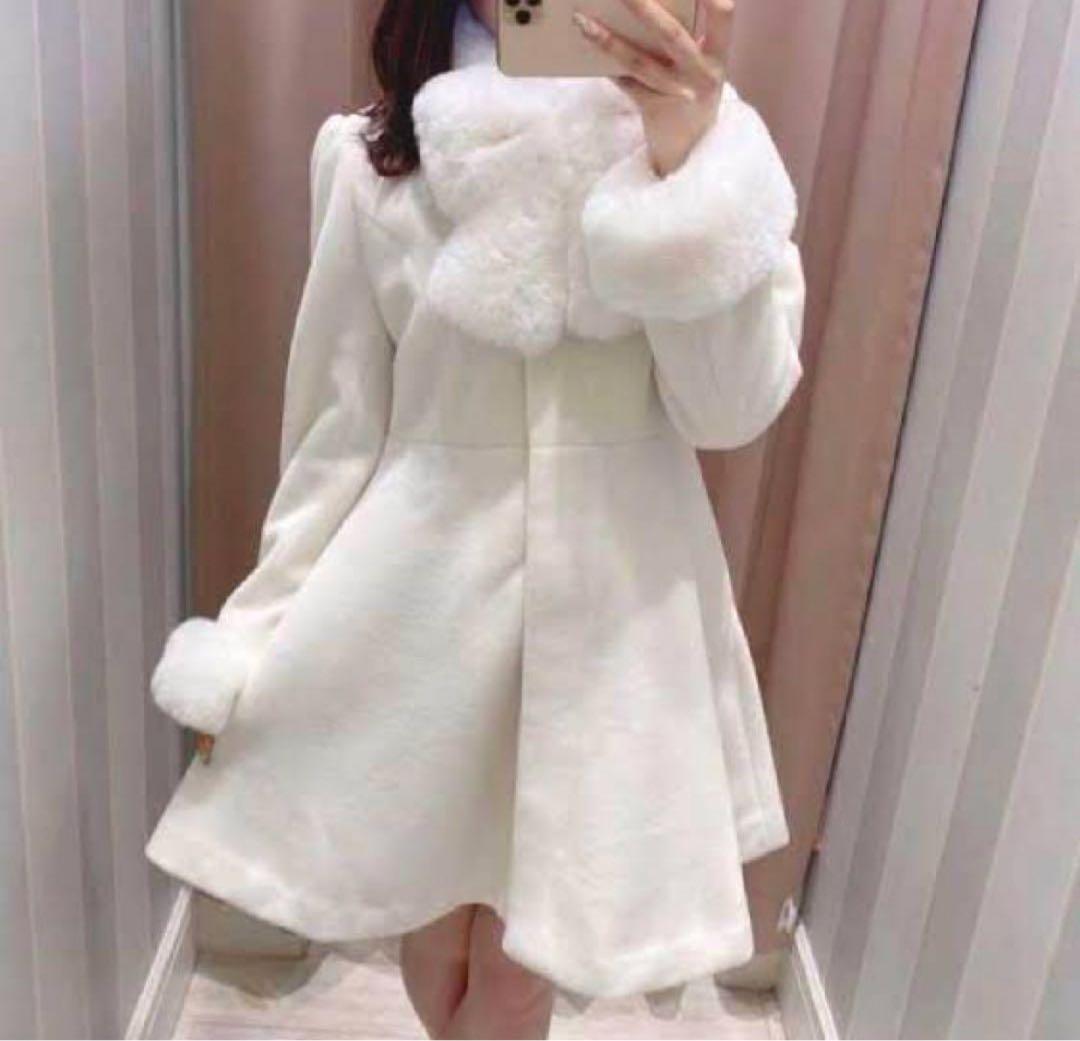 evelyn ビジューコート リボンティペット付き ホワイト 2022 - メルカリ