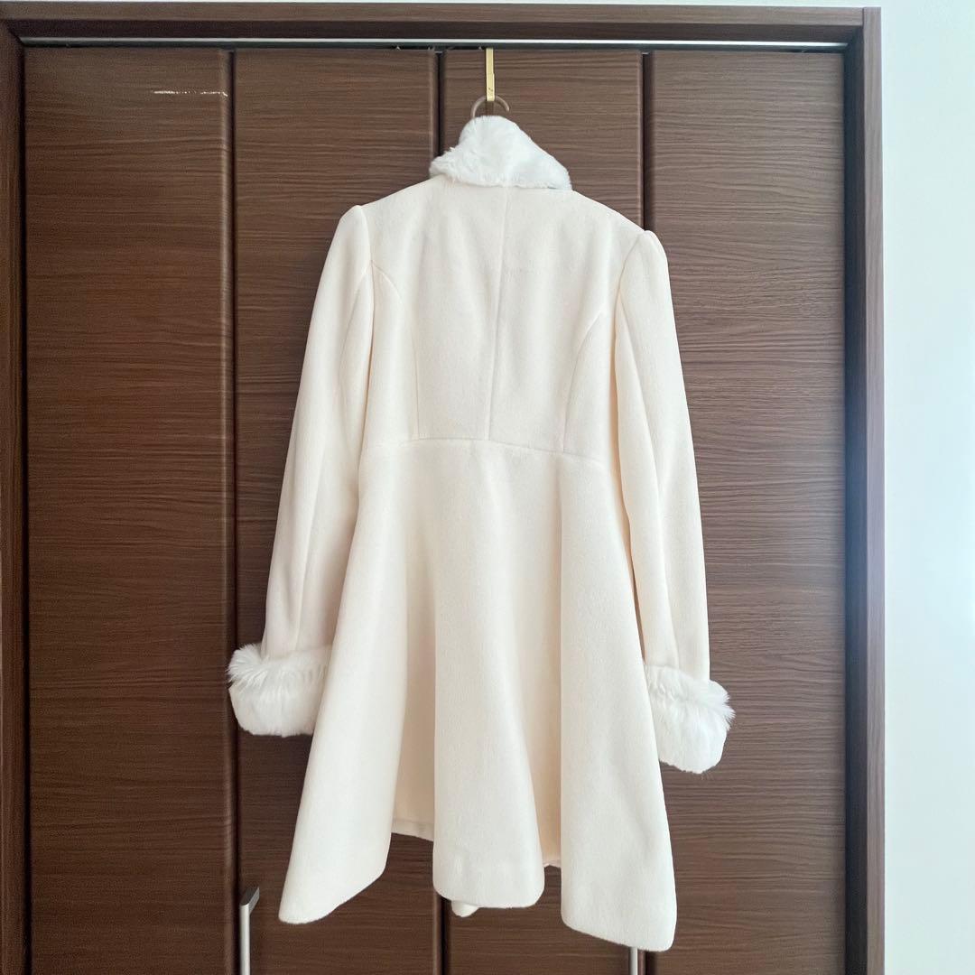 evelyn ビジューコート リボンティペット付き ホワイト 2022 - メルカリ