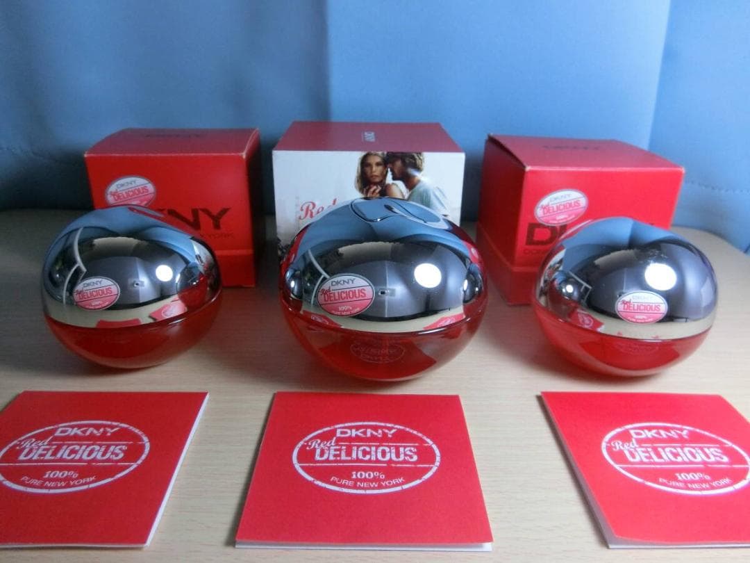 30ml2個と50ml1個計3個未使用 香水 ダナキャラン レッドデリシャス レッドデリシャスオードパルファムスプレー（限定エディション