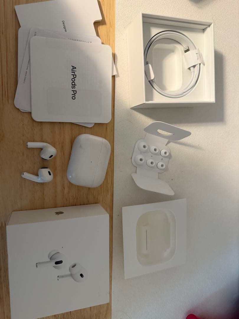 ね*い様 AirPods Pro 第2世代 Lightning（箱・付属品あり） AirPods pro第2世代 Lightning対応 おまけ付き 箱あり付属品全て揃って
