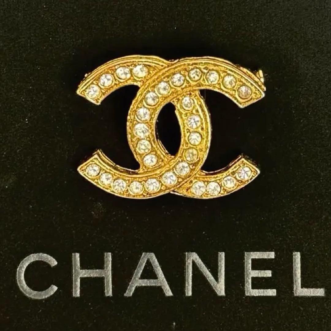 CHANELシャネル ラインストーンブローチ ココマーク ゴールド - メルカリ