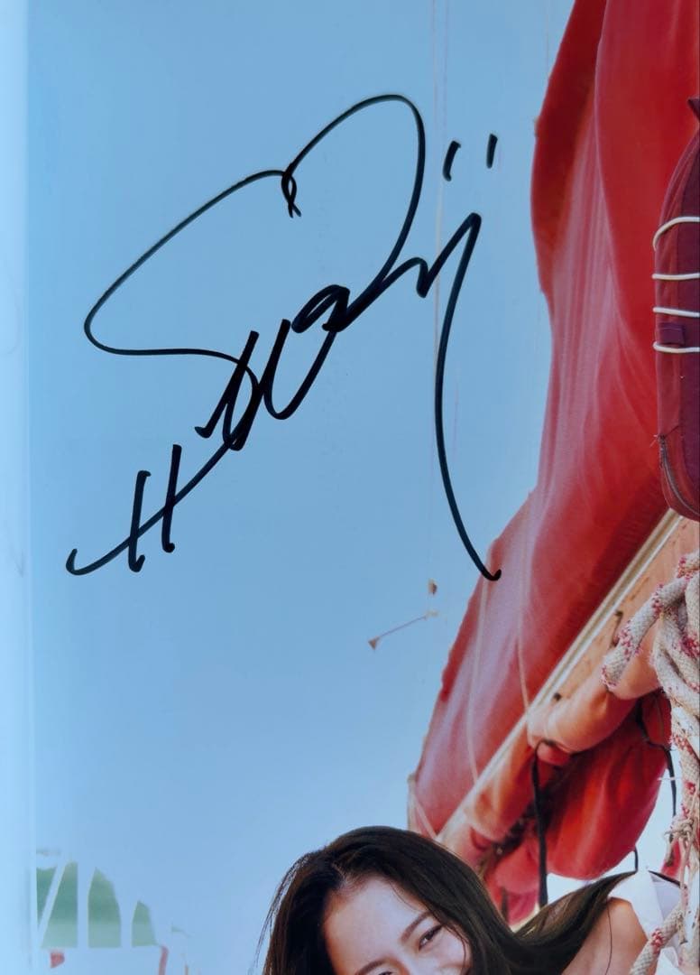 直筆サイン本】加藤栞1st写真集『shi～。』 特典生写真付き - メルカリ