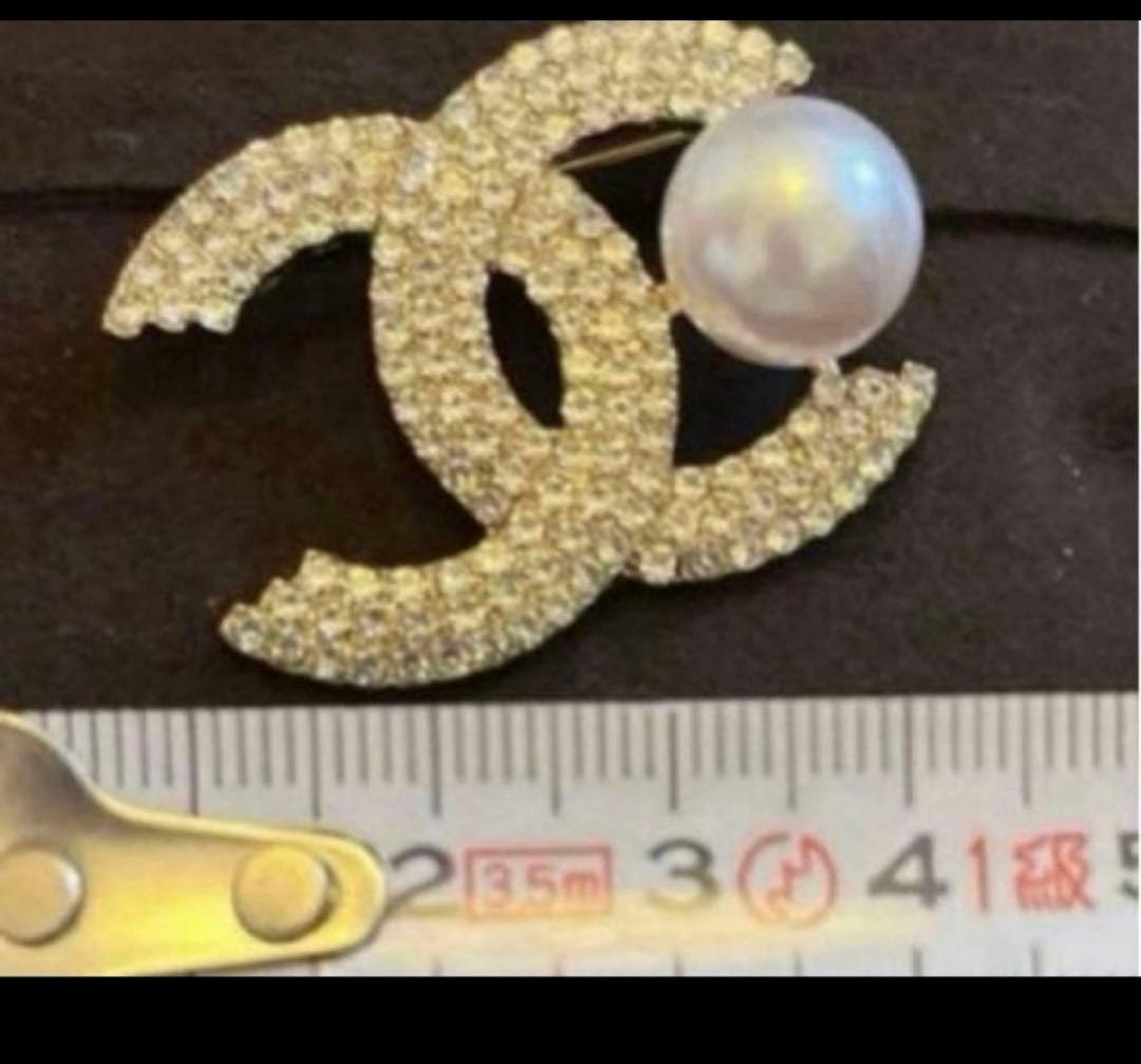 CCロゴ ブローチ クリスタル パール ゴールド ノベルティ - メルカリ