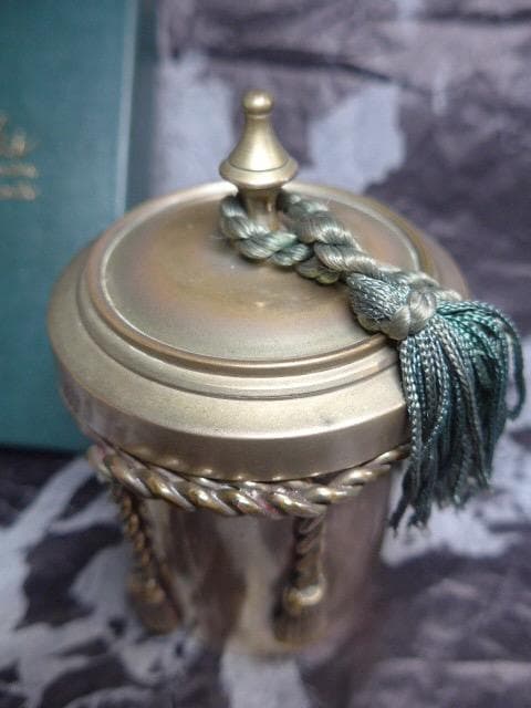 英国の老舗、パークスのアンティークのキャンドルホルダーです。金属製