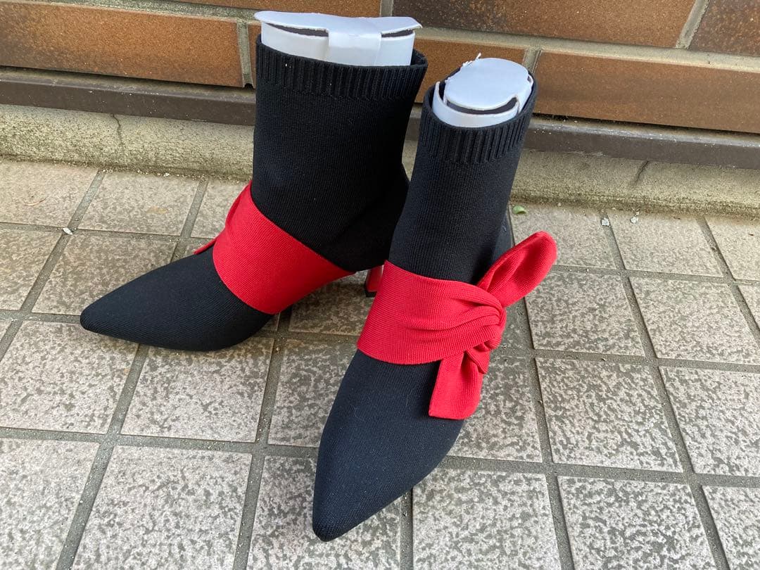 ほぼ新品】ブーティ／ポインテッドトゥ／赤リボン付き／ニット素材