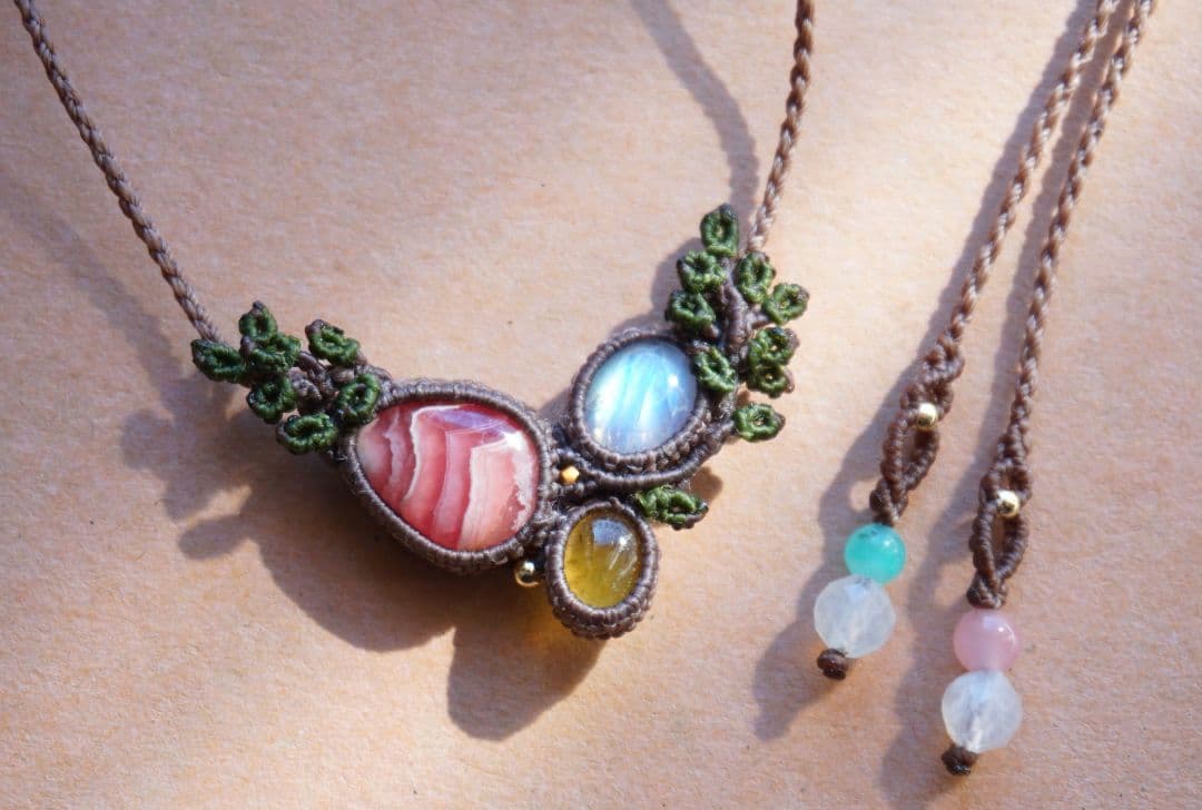 《森の妖精のネックレス》インカローズ　レインボームーンストーンマクラメネックレス