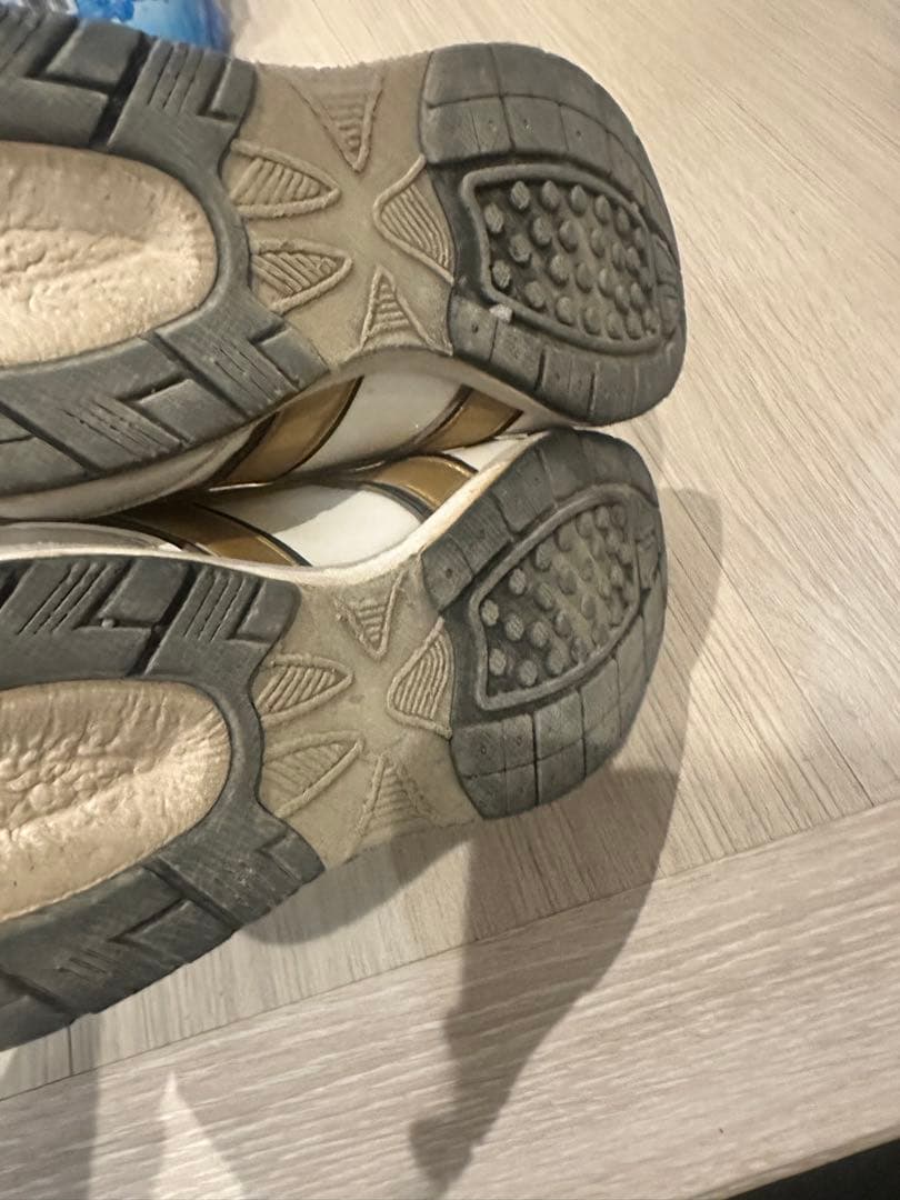 ハタケヤマ エナメル　トレーニングシューズ 紐 ホワイトゴールド 26.5cm