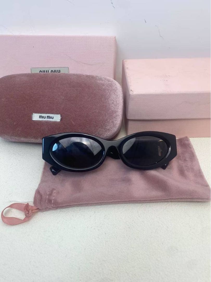 Miu Miu ブラックサングラス ケース付き - メルカリ