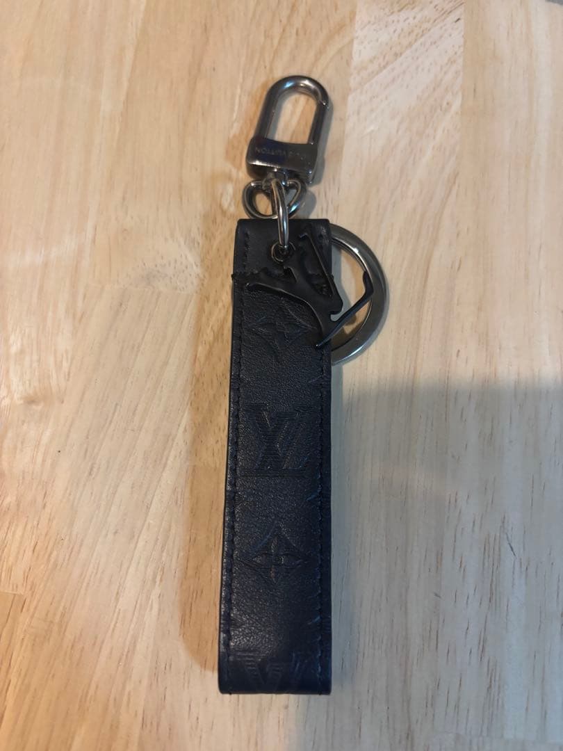 Louis Vuitton 黒 レザー キーホルダー ルイヴィトン鍵モチーフ 黒 シルバー金具 メンズ キーホルダー LOUIS