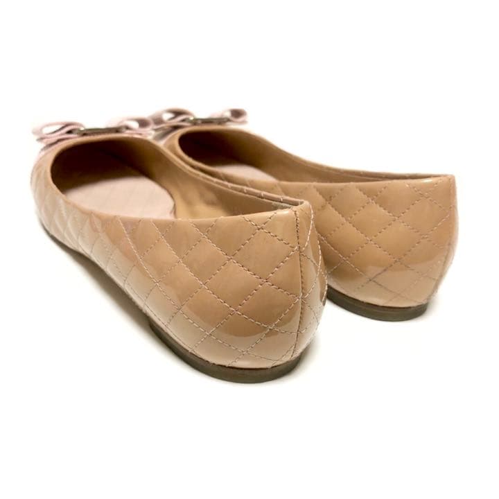 フェラガモ ヴァラ　キルティング　フラットシューズ　エナメル　24.5cm