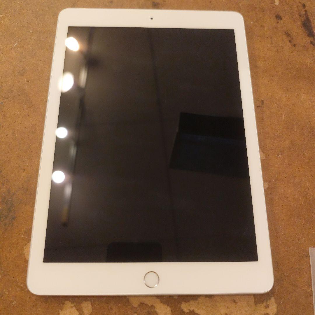 Apple iPad シルバー 本体　第６世代 Apple iPad 9.7インチ 第6世代 Wi-Fiモデル 128GB 2018年春モデル 価格