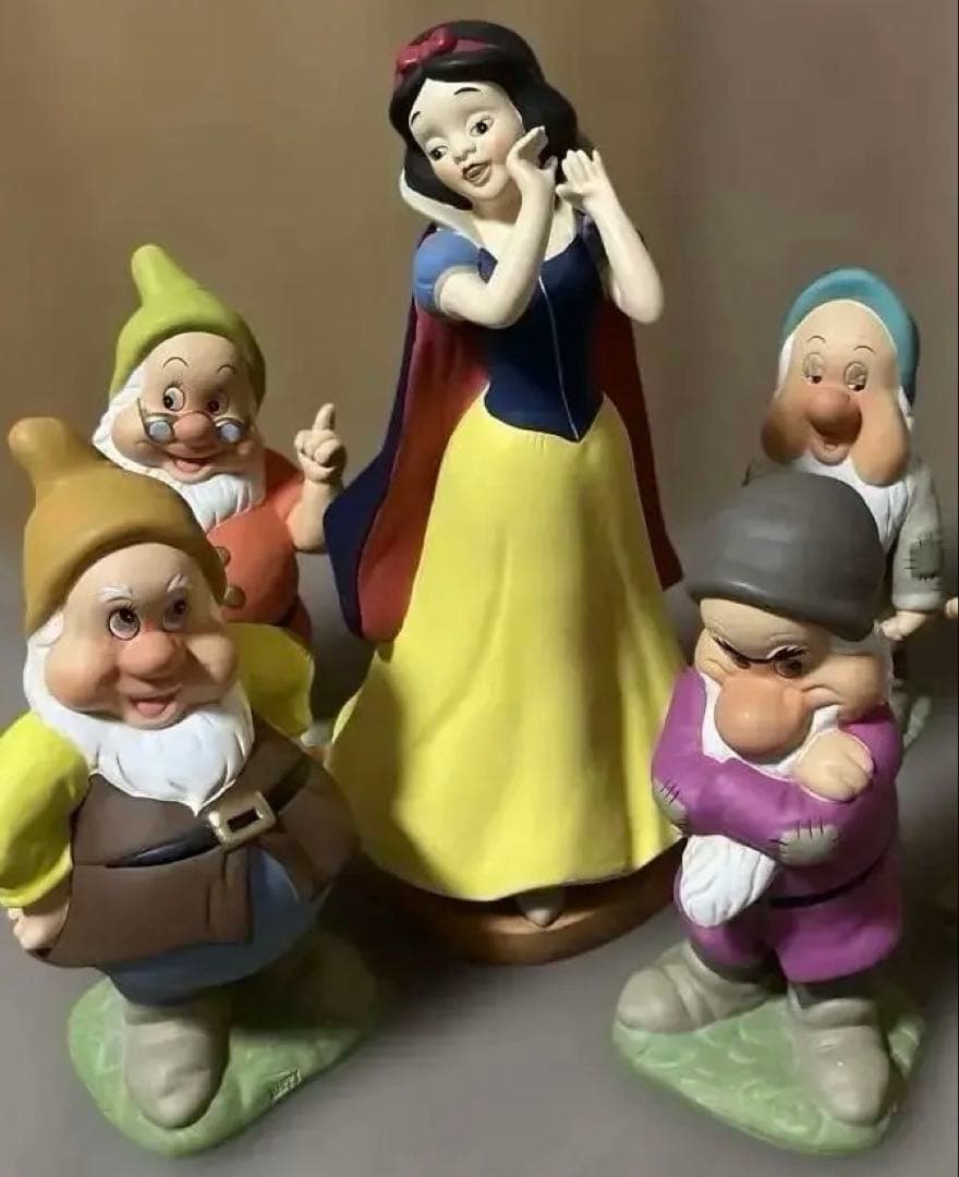 ディズニー 白雪姫＆7人の小人（小人は4人のみ） ガーデンスタチュー