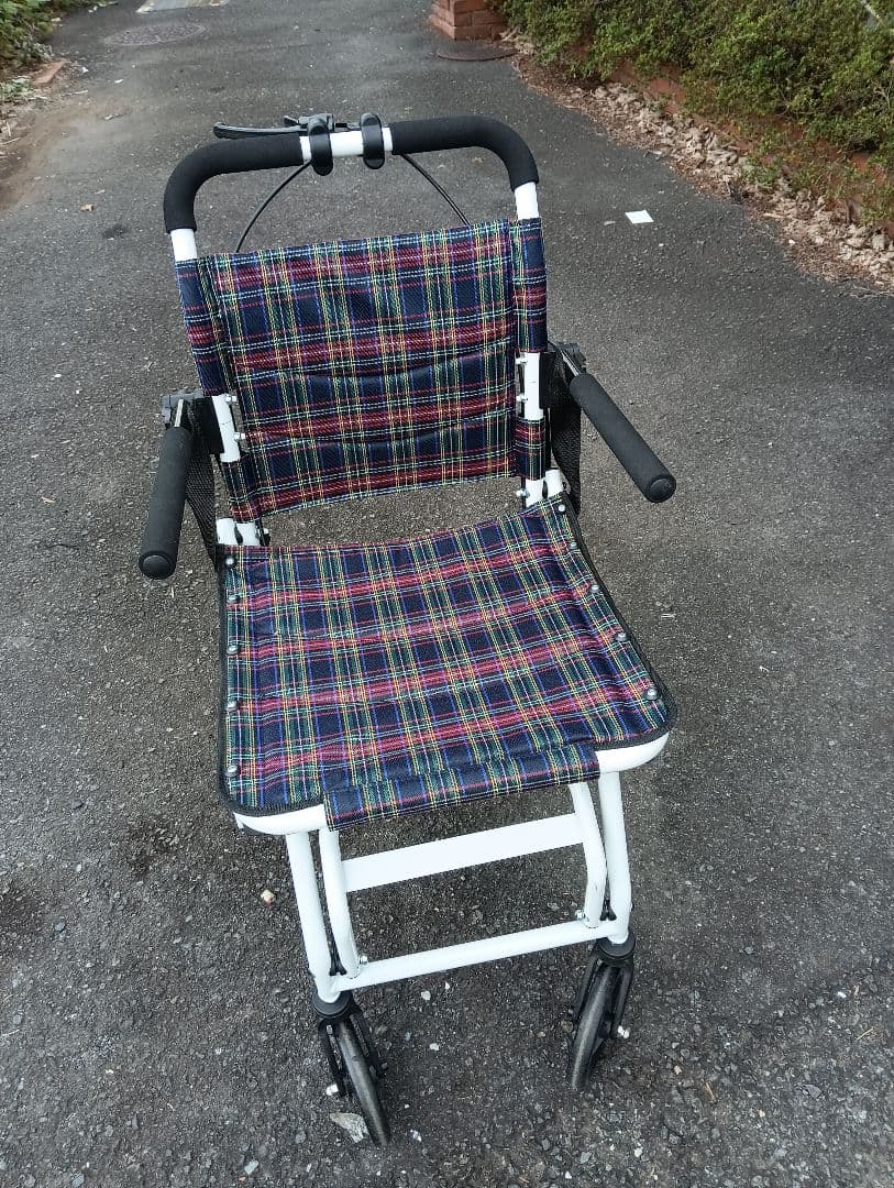 RAKU 介助車用車椅子 自立できる ノーパンクタイヤ 折りたたみ可能 Amazon | RAKU 車椅子 介助型 自立できる ノーパンクタイヤ 折りたたみ