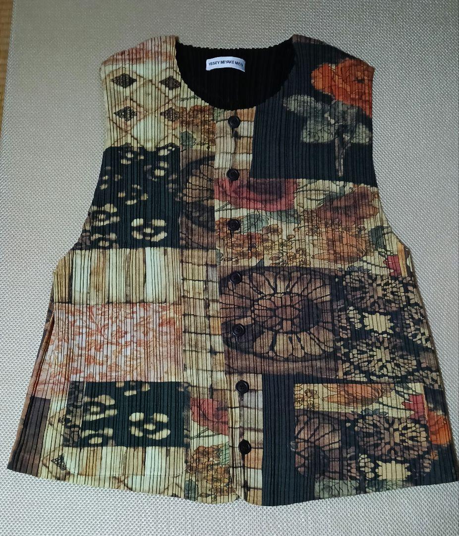 ISSEY MIYAKE MAN ベスト BASICS – ISSEY MIYAKE ONLINE STORE