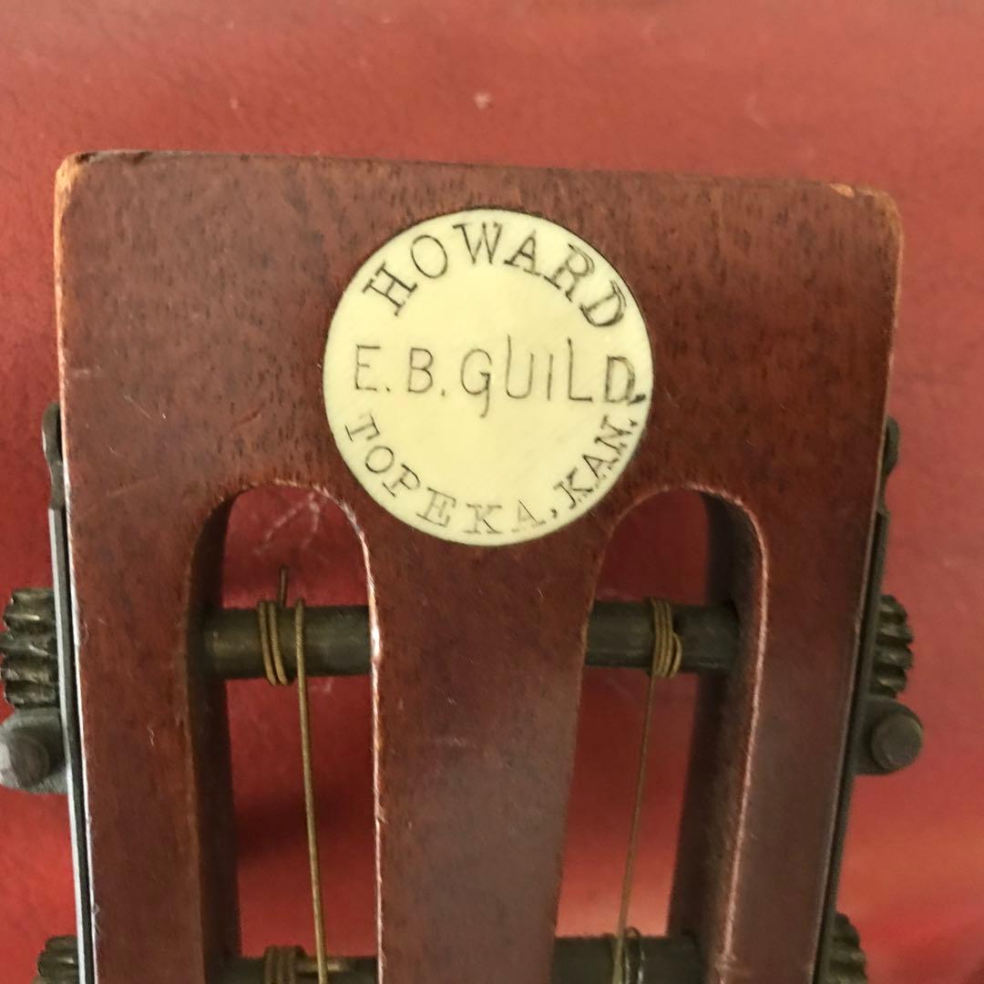 小さめのギター　HOWARD E.B.GUILD