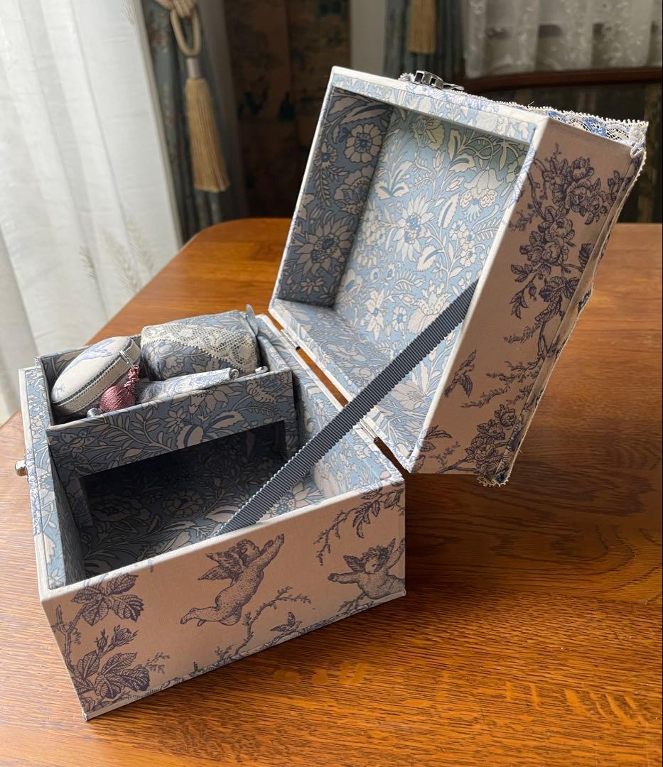 カルトナージュ裁縫箱(中) 天使と薔薇 小物達も可愛い‼️ - メルカリ