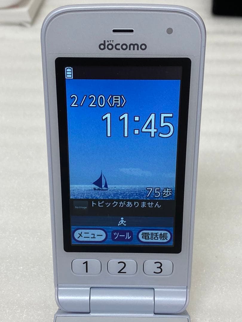 3-768 docomoらくらくホンF-01Mホワイト4Gガラケー卓上充電器付き
