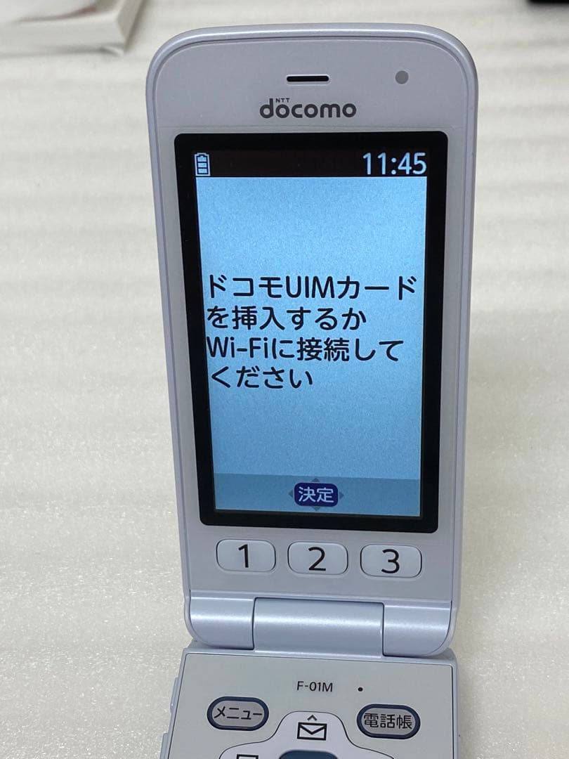 3-768 docomoらくらくホンF-01Mホワイト4Gガラケー卓上充電器付き
