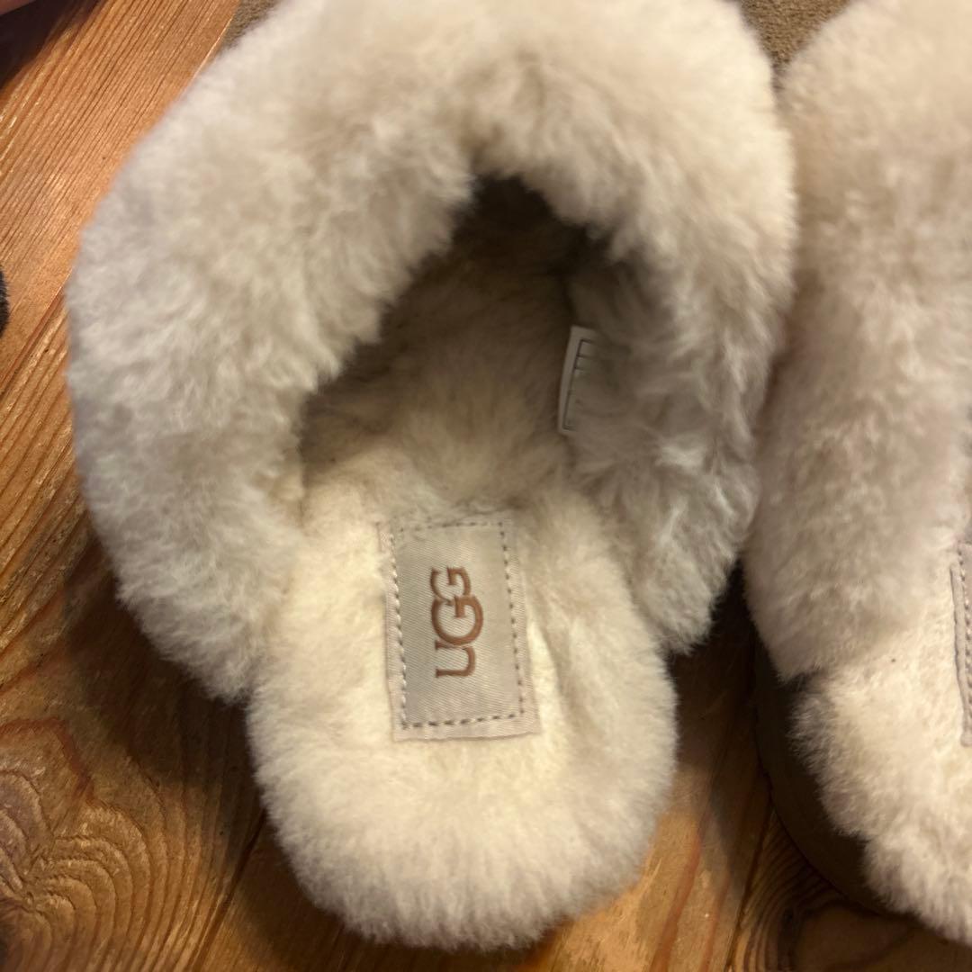 UGG ベージュ サボサンダル - メルカリ