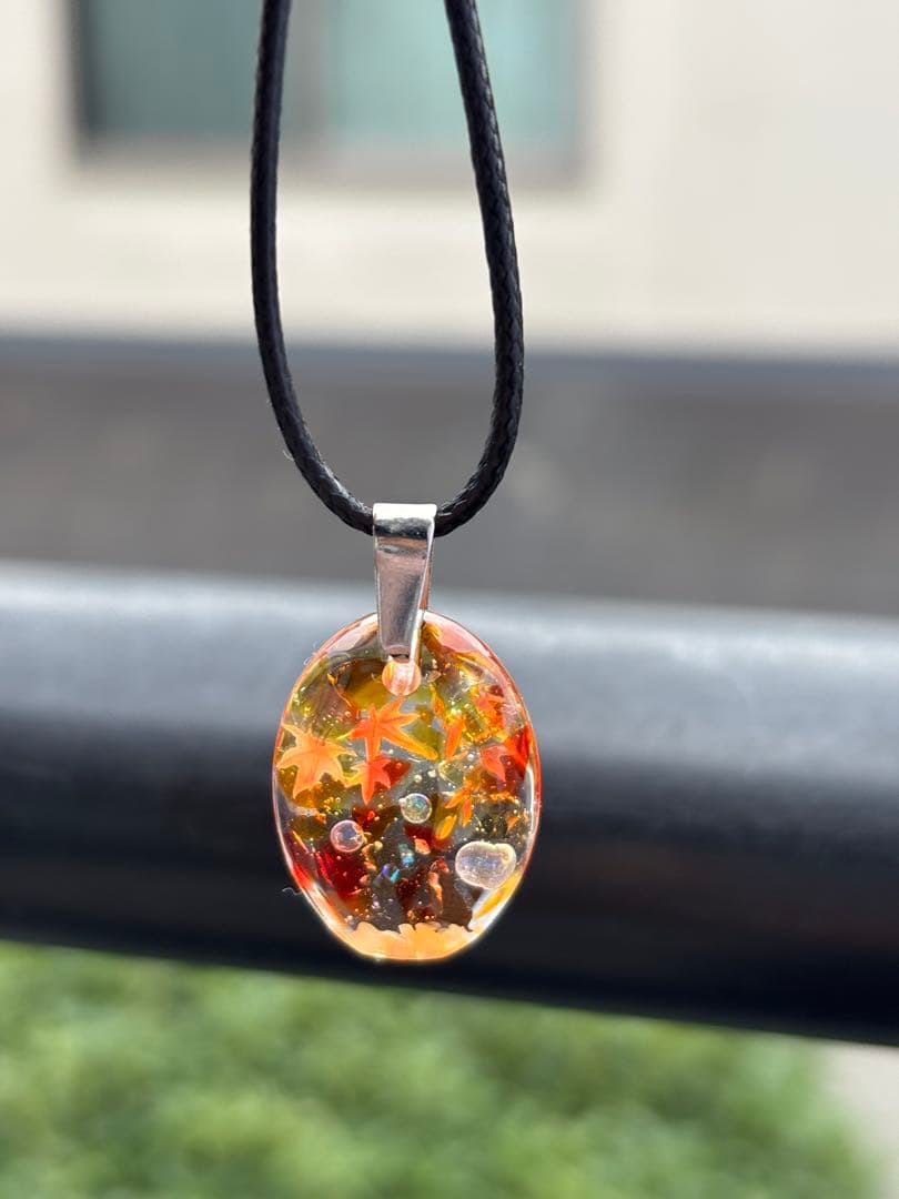 レジンネックレスNo.1185 もみじと黒猫 ねこ 紅葉 秋 琉球ガラス 赤 朱