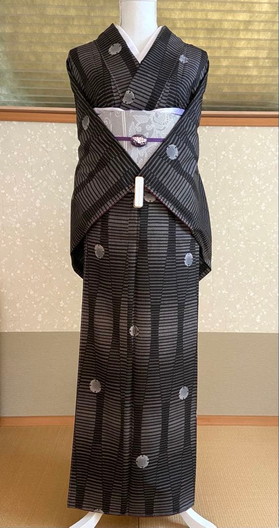 未使用】黒色 泥染本場大島紬 たてわくに雪輪柄 着物（袷） - メルカリ