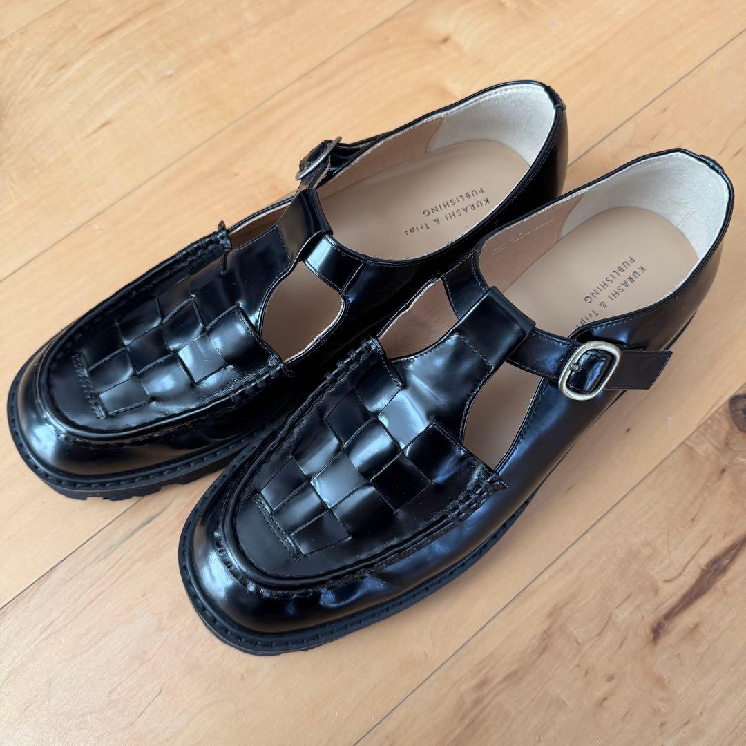 つま先踊る、大人の相棒」こだわりソールのTストラップシューズ - メルカリ