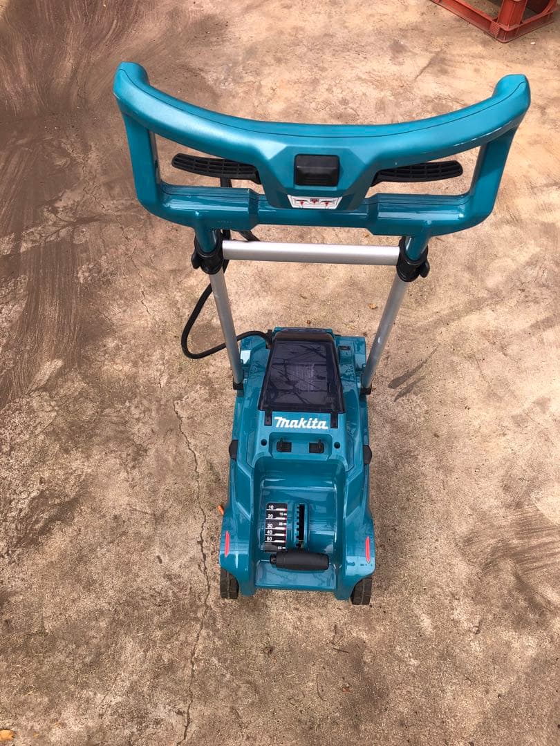 マキタ 充電式芝刈り機 MLM230D 純正バッテリー付きそれ以外付属品無し