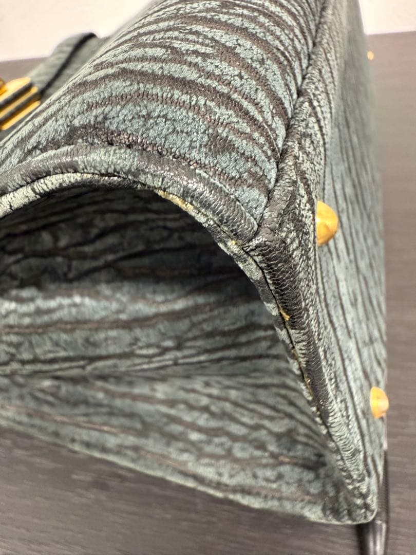 ☆未使用級☆ JRA認定 アザラシ本革 ハンドバッグ 鍵付き 高級感漂う