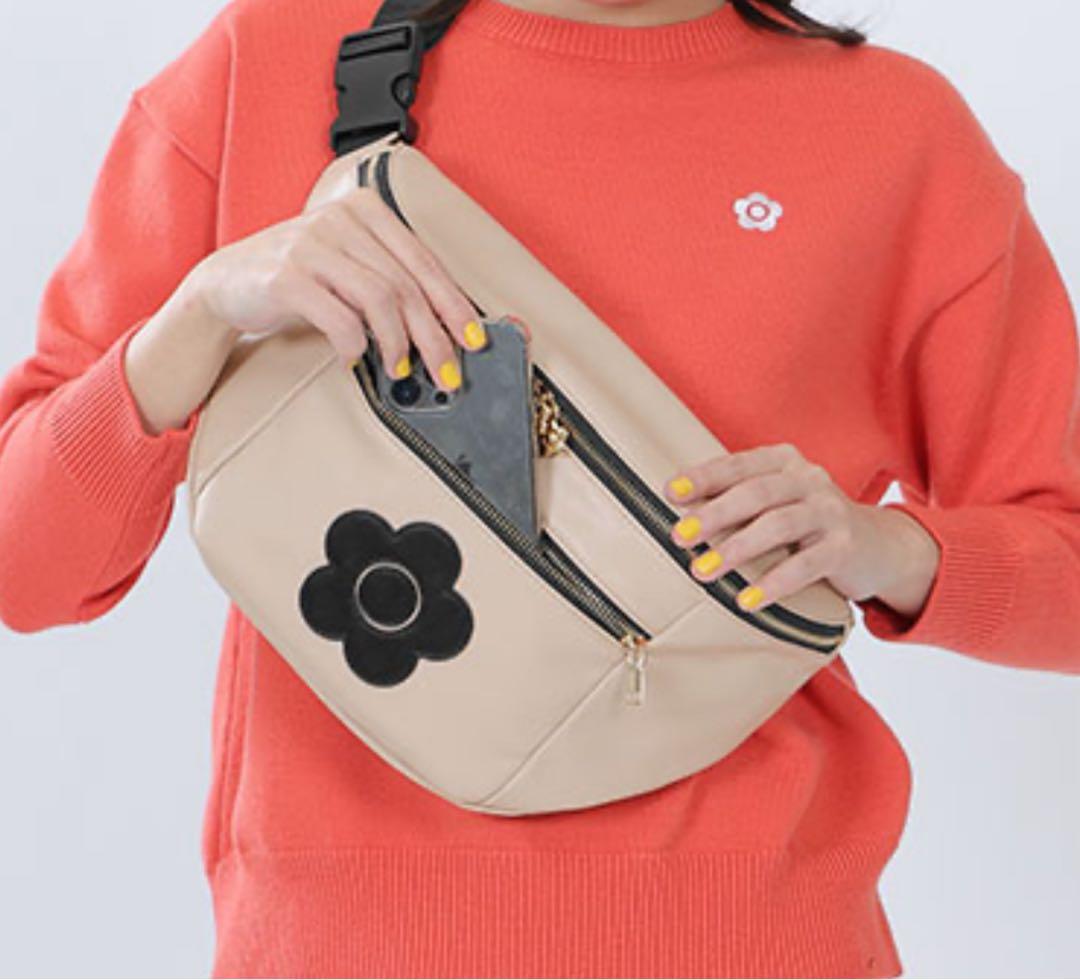 フロントポケットデイジーパッチ ボディバッグ（べージュ）マリー