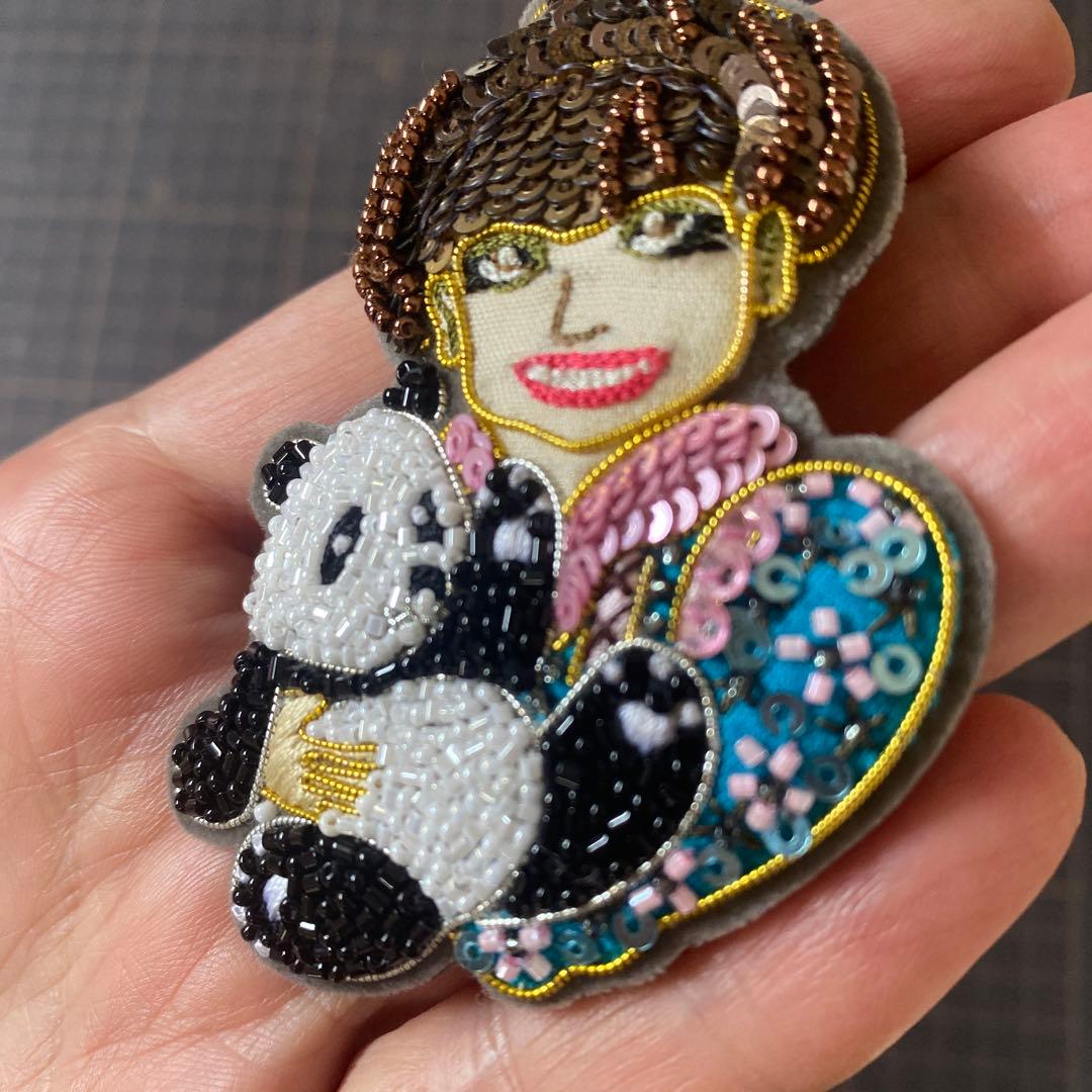 田川啓二ビーズ刺繍 パンダ抱えた黒柳徹子ピンバッジ Tilia - メルカリ