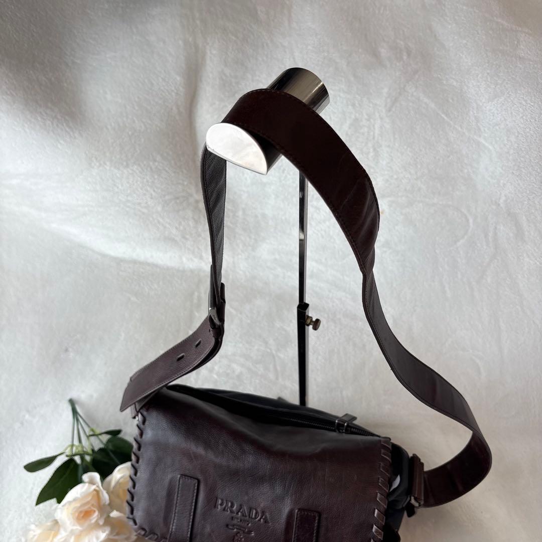 プラダ ショルダーバッグ メッセンジャーバッグ 大容量エンボスロゴ 鞄
