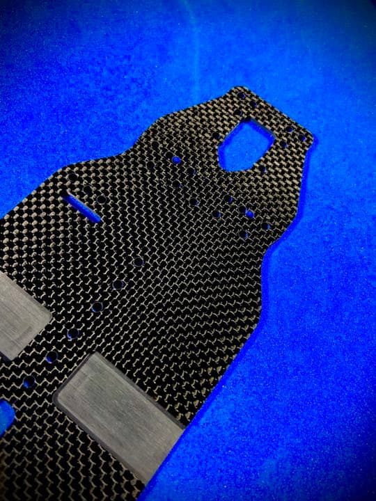 XRAY T4 2020 メインシャーシ 2.2㎜ 艶あり平織カーボン 蕨山